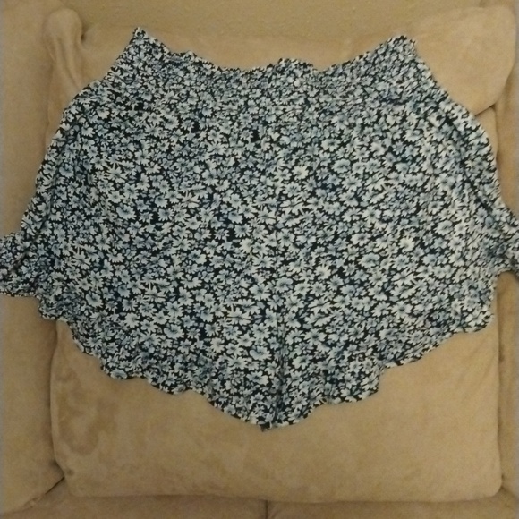 🖤💙2 PAIR SOFT FLORAL PRINT RUFFLED SHORTS🖤💙 - Picture 3 of 7